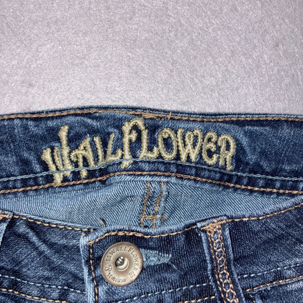 275 WallFlower Denim Shorts Womens 7 Blue Cuffed Embroidered Low Rise - Picture 2 of 8